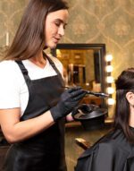 Delantal de salón con pechera y hebilla