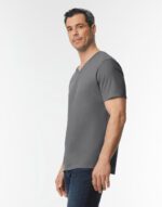 Camiseta Softstyle cuello V hombre - Imagen 5