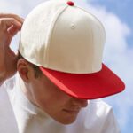 Gorra 6 paneles con visera plana en contraste