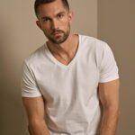 Camiseta cuello V ajustada hombre