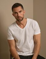 Camiseta cuello V ajustada hombre