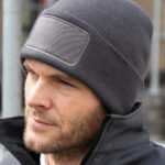 Gorro grueso con parche frontal