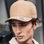 Gorra de 6 paneles con ciierre metálico curvado