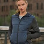 Chaqueta con capucha dos materiales mujer